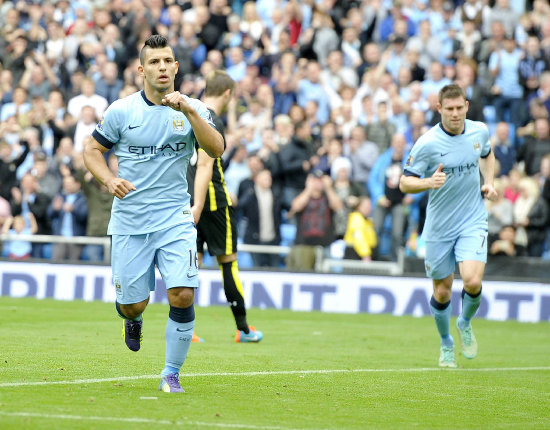 El argentino Sergio Agero (i) celebra uno de sus goles.