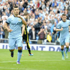 El argentino Sergio Agero (i) celebra uno de sus goles.