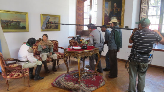 PRODUCCIN. La filmacin de la pelcula de Sanjines ayer, en la Casa de la Libertad. Fuera, el corazn de Sucre se paraliz.