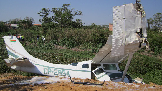 ACCIDENTE. La avioneta fue remolcada por una gra de una avenida en Trinidad.