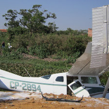 ACCIDENTE. La avioneta fue remolcada por una gra de una avenida en Trinidad.