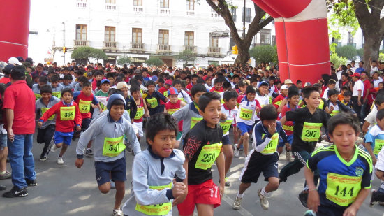 La largada de la categoras Capacidades Diferentes e Infantil; abajo, los ganadores de silla de ruedas damas.