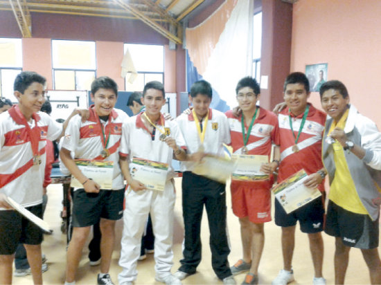 Los estudiantes de Sucre ocuparon en su totalidad el podio de la categora varones, tanto en individual como en dobles, de tenis de mesa.