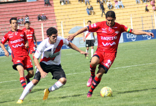 Arriba, una de las celebraciones del cuadro aviador de Wilstermann; abajo, una escena del partido.