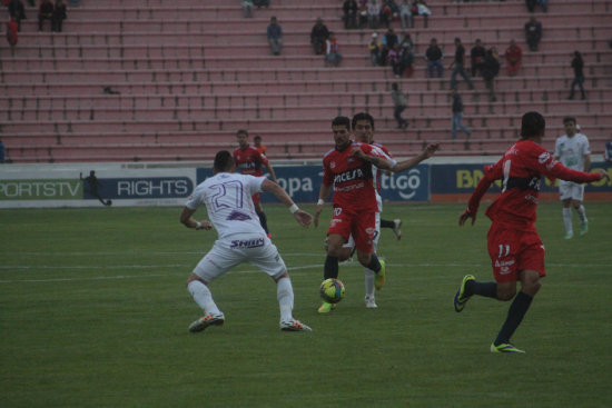 Rubn Cuesta fue uno de los incansables de Universitario; abajo, los integrantes del cuadro local se van de la cancha cabizbajos por no haber alcanzado un triunfo en su casa.