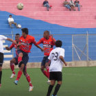 Un pasaje del partido jugado ayer, entre San Francisco y Atltico Sucre, jugado en la cancha del ex Seminario.