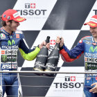 Rossi (i) festeja su triunfo en el Gran Premio de Australia.