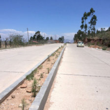 DESCUIDO. Ni en la jardinera central ni en las aceras se plantaron rboles.