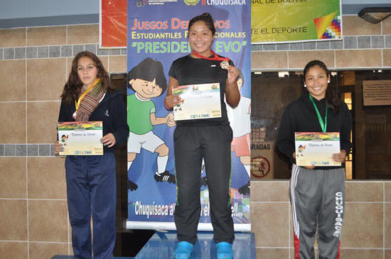 Pilar Cervantes (c) se colg la medalla de oro en la especialidad de 50 metros espalda Damas lite ayer, en la primera jornada de la natacin.