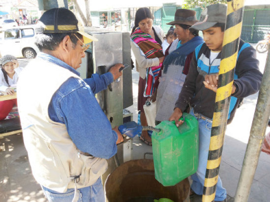 SURTIDOR. Decenas de personas, en su mayora provenientes del rea rural, hacen cola con sus galones los das martes, mircoles y jueves