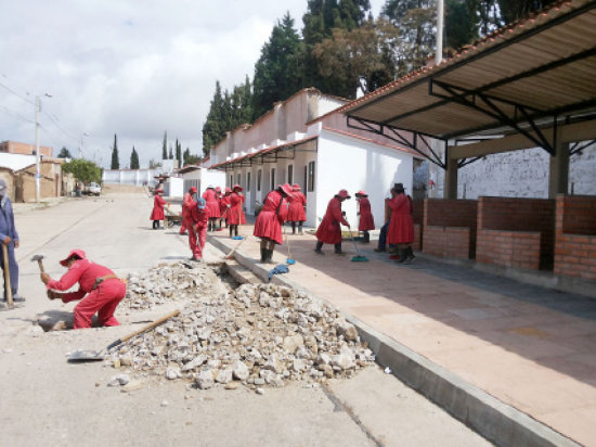 MEJORAS. Obreros de la Alcalda realizan obras menores en el Mercado de las Flores.