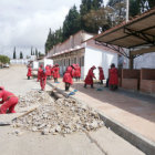 MEJORAS. Obreros de la Alcalda realizan obras menores en el Mercado de las Flores.