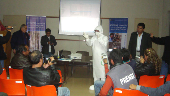 INFORMACIN. Muestra del traje de bioseguridad en el taller de anoche con periodistas.