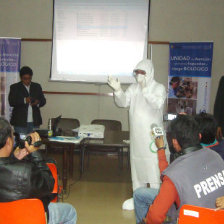 INFORMACIN. Muestra del traje de bioseguridad en el taller de anoche con periodistas.