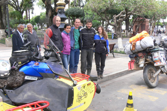 TRAVESA. Los cinco motoristas extranjeros en la plaza 25 de Mayo.