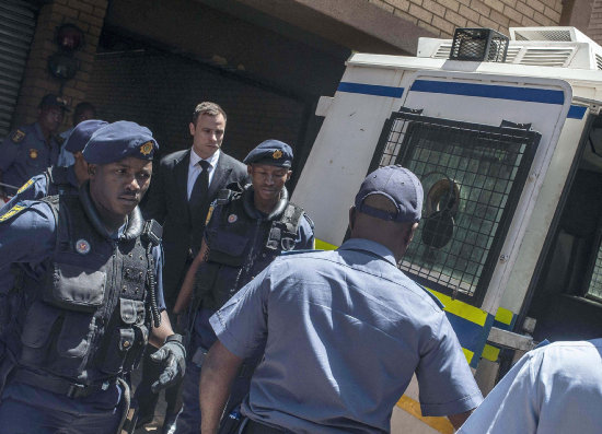 Policas conducen a Pistorius a la crcel luego de conocer el veredicto de la jueza del caso.