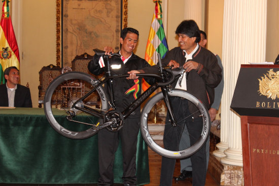 Evo Morales entrega a Oscar Soliz su nueva bicicleta.