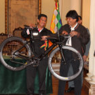 Evo Morales entrega a Oscar Soliz su nueva bicicleta.