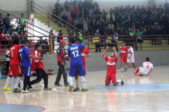 La celebracin de los jugadores del colegio Junn, luego de lograr el ttulo del ftbol de saln varones ayer, en el mini coliseo de la III Fase del estadio Patria.