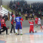 La celebracin de los jugadores del colegio Junn, luego de lograr el ttulo del ftbol de saln varones ayer, en el mini coliseo de la III Fase del estadio Patria.