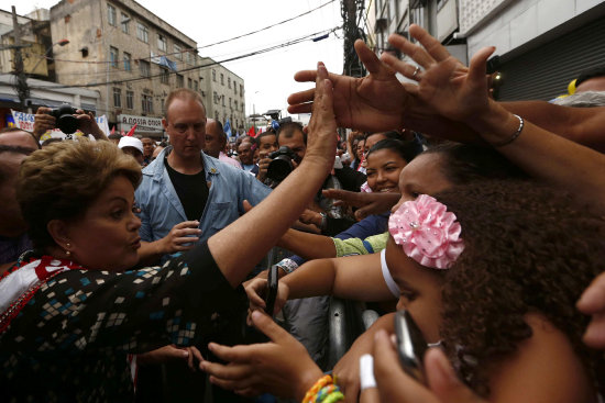 FAVORITA. Dilma Rousseff durante un acto de campaa en la periferia de Sao Paulo, ayer.