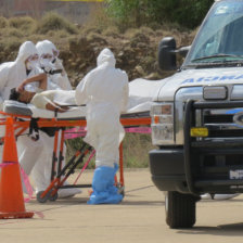 EVACUACIN. El personal mdico debidamente entrenado se encarg de atender al paciente sospechoso de portar el bola en el aeropuerto.