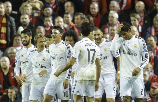 Los jugadores del Real Madrid celebran uno de los goles en el triunfo sobre el Liverpool ingls.