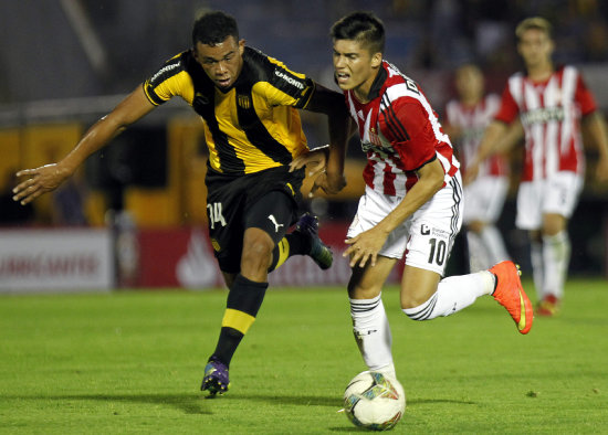 Un pasaje del partido jugado ayer, entre Pearol y Estudiantes.