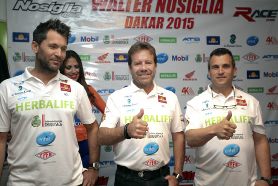 Santiago Hansen (i) ser el mochilero de Wlter Nosiglia en el Dakar.