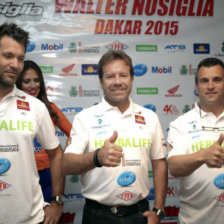 Santiago Hansen (i) ser el mochilero de Wlter Nosiglia en el Dakar.