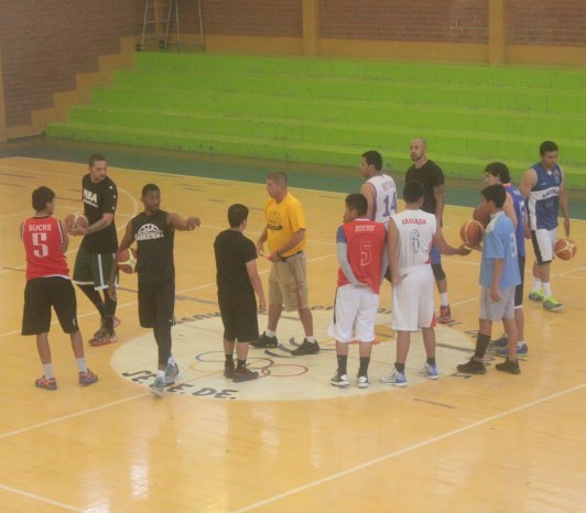 Los jugadores de Amistad entrenaron ayer en el coliseo Tito lfred.