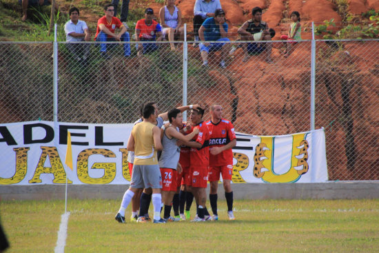 Una de las tres celebraciones del cuadro estudiantil ayer, en Cobija; abajo, una de las jugadas del partido disputado ante unas 4.000 personas.