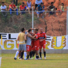 Una de las tres celebraciones del cuadro estudiantil ayer, en Cobija; abajo, una de las jugadas del partido disputado ante unas 4.000 personas.