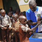 PREVENCIN. Nios de una escuela nigeriana se lavan las manos dentro de una campaa sanitaria promovida por el Gobierno de ese pas.