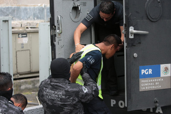 DETENIDOS. Policas sospechosos del crimen de los estudiantes son detenidos en Iguala.