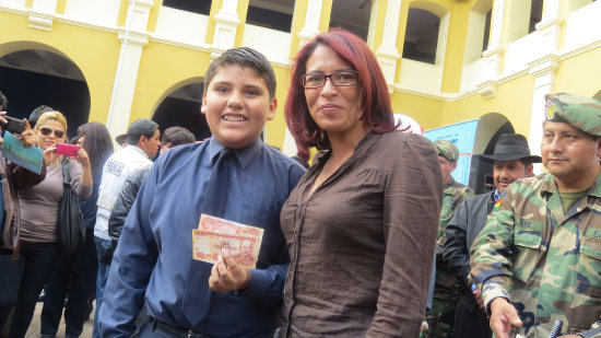 ENTREGA. El acto realizado ayer en el colegio Nacional Junn, con el que se dio inicio al pago del bono en Chuquisaca.