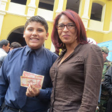 ENTREGA. El acto realizado ayer en el colegio Nacional Junn, con el que se dio inicio al pago del bono en Chuquisaca.