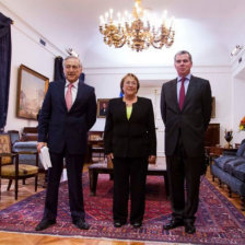 OBSERVADO. Felipe Bulnes (d), el agente de Chile, en una aparicin pblica con Bachelet.