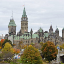 DUELO. Banderas a media asta ondean en la sede del Parlamento canadiense, en Ottawa, donde el mircoles se produjo el ataque armado.