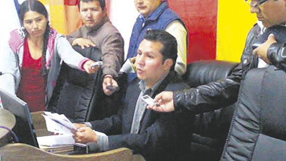 INFORME. El alcalde interino Juan Villagmez en la conferencia de prensa.