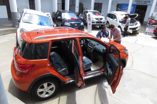 EXPOSICIN. El showroom de Top Cars en el ex seguro universitario, que concluye hoy.