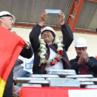 KARACHIPAMPA. Evo Morales ch'alla los primeros lingotes de plata.