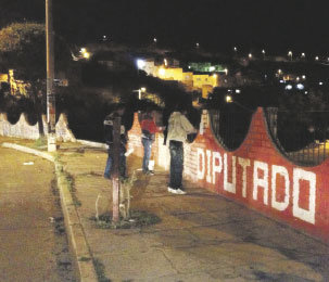 LIMPIEZA. El equipo de campaa de Poppe despinta un muro en El Guereo.