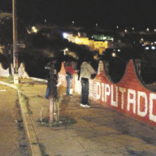 LIMPIEZA. El equipo de campaa de Poppe despinta un muro en El Guereo.