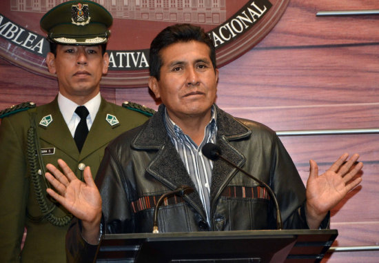 AUTORIDAD. El presidente de la Cmara de Senadores, Eugenio Rojas, en una conferencia de prensa.