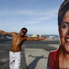 PROPAGANDA. Un hombre posa frente a una propaganda con la imagen de la presidenta de Brasil y candidata a la reeleccin Dilma Rousseff.