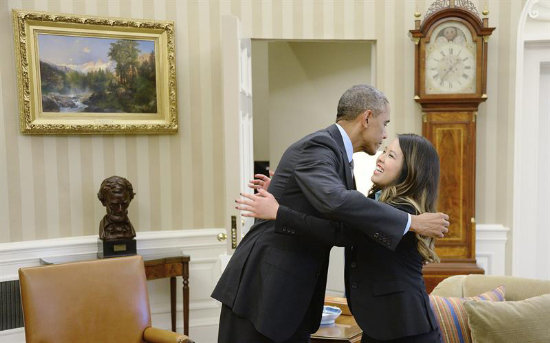 RECEPCIN. Barack Obama da un abrazo a la enfermera Nina Pham, curada de bola.