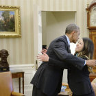 RECEPCIN. Barack Obama da un abrazo a la enfermera Nina Pham, curada de bola.