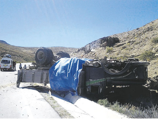 ACCIDENTE. La imprudencia del conductor produjo el vuelco de una volqueta.