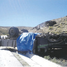 ACCIDENTE. La imprudencia del conductor produjo el vuelco de una volqueta.